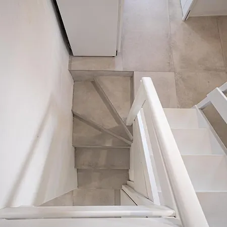 Traditional White House * Dhragoulas