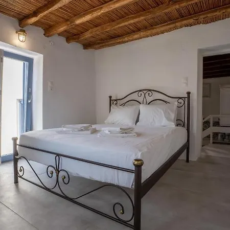 Traditional White House * Dhragoulas