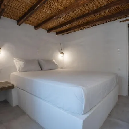 Traditional White House Holiday home Dhragoulas