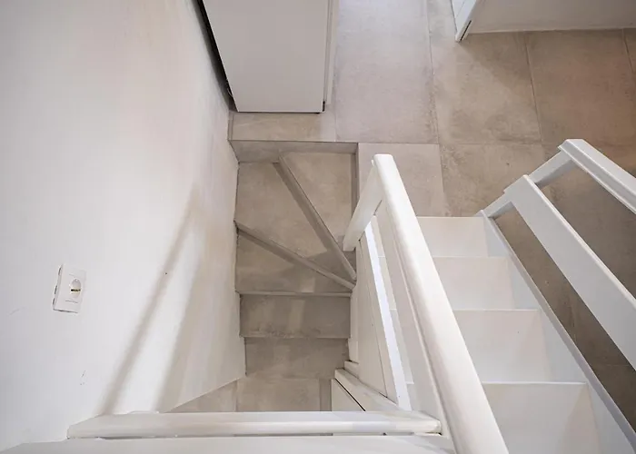 Traditional White House * Dhragoulas