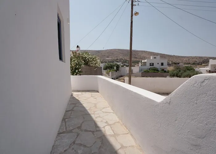 Traditional White House * Dhragoulas