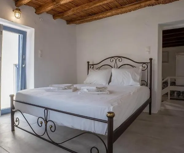 Traditional White House * Dhragoulas