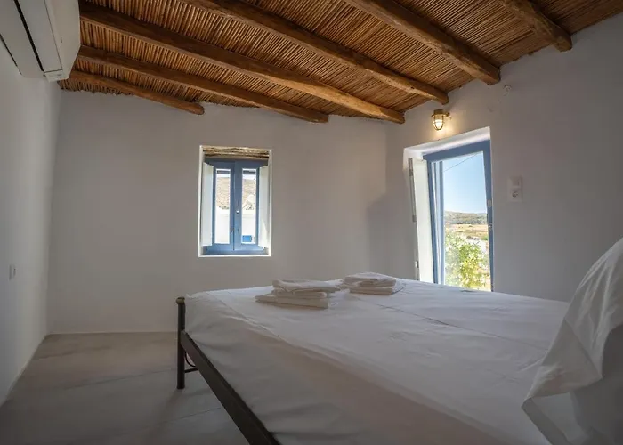 Traditional White House Holiday home Dhragoulas