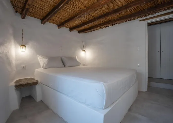 Traditional White House Holiday home Dhragoulas