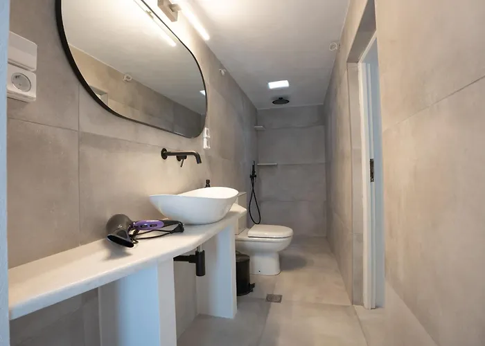 Traditional White House Dhragoulas